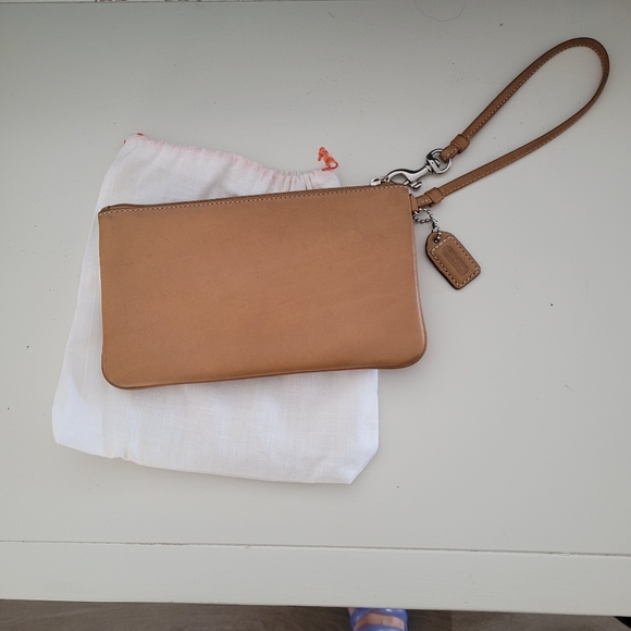 Coach Hampton Wristlet Y2K In Camel Leather